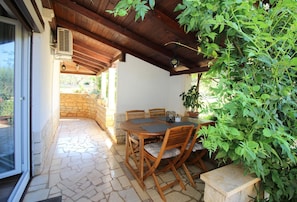 Outdoor dining - Dog-friendly flat just 250 metres from the beach with Mediterranean garden (Porec)