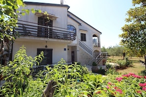 Exterior - Dog-friendly flat just 250 metres from the beach with Mediterranean garden (Porec)