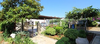 Dog-friendly flat just 250 metres from the beach with Mediterranean garden