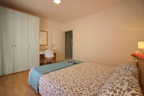 2 chambres, bureau, accès au Wi-Fi (inclus), literie fournie