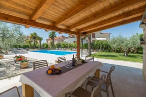 Outdoor dining - Cosy flat with 60m2 pool, baby cot, washing machine, barbecue area - only 800 metres to the beach (Porec)