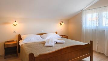 1 bedroom, desk, free WiFi, bed sheets