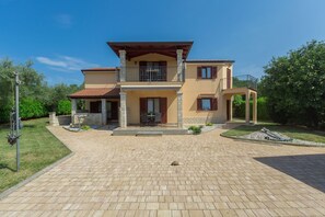 Exterior - Fantastic flat just 250 metres from the beach with sea views, pool, barbecue area, private parking space (Porec)