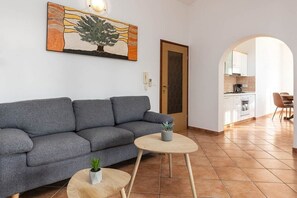 Living area - Fantastic flat just 250 metres from the beach with sea views, pool, barbecue area, private parking space (Porec)