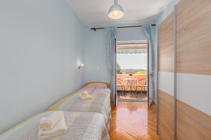 2 bedrooms, desk, free WiFi, bed sheets - Bright flat just 250 metres from the beach with sea views, pool, barbecue, washing machine (Porec)