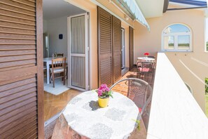 Outdoor dining - Bright flat just 250 metres from the beach with sea views, pool, barbecue, washing machine (Porec)
