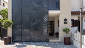 Exterior detail - Exquisite holiday home with private garden, sun loungers, high chair, washing machine - only 700 metres to the beach (Porec)