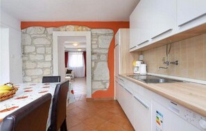 Kühlschrank, Mikrowelle, Herdplatte, Geschirrspüler