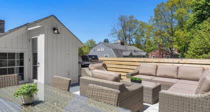 Beautifully Appointed 3-Bedroom Apartment w/Roofdeck, Central Andover location