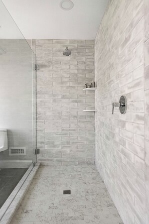 シャワー、ヘアドライヤー、タオル、トイレットペーパー
