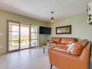 Living area - Fantastic villa with heated private pool, outdoor gym, sea view, surrounded by vineyards (Vižinada)