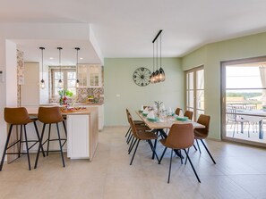 Dining - Fantastic villa with heated private pool, outdoor gym, sea view, surrounded by vineyards (Vižinada)