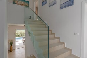 Interior - New and dog-friendly villa with panoramic sea views, private pool, barbecue area, baby cot, washing machine (Višnjan)