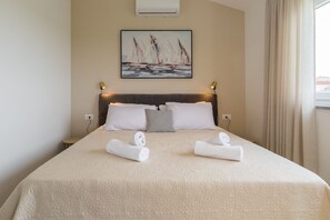 3 bedrooms, desk, free WiFi, bed sheets - New and dog-friendly villa with panoramic sea views, private pool, barbecue area, baby cot, washing machine (Višnjan)