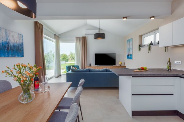 Interior - New and dog-friendly villa with panoramic sea views, private pool, barbecue area, baby cot, washing machine (Višnjan)