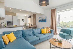 Living area - New and dog-friendly villa with panoramic sea views, private pool, barbecue area, baby cot, washing machine (Višnjan)