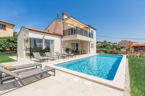 Pool - New and dog-friendly villa with panoramic sea views, private pool, barbecue area, baby cot, washing machine (Višnjan)