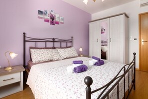 4 bedrooms, desk, free WiFi, bed sheets