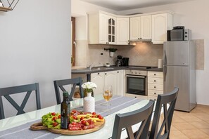 Fridge, microwave, stovetop, dishwasher