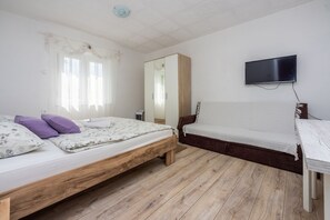1 habitación, escritorio y ropa de cama 