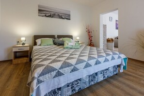 1 soverom, skrivebord, wi-fi (inkludert) og sengetøy