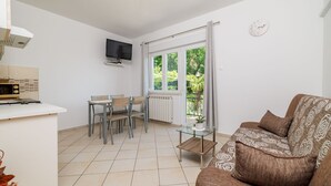 A compact living space with a kitchenette, a dining area, and a sofa. - Charming flat just 600 metres from the beach with sea views, charcoal grill, WiFi (Dramalj)