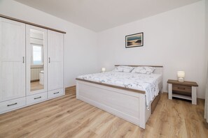1 bedroom, desk, free WiFi, bed sheets