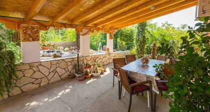 Komfortables Apartment mit Meerblick, BBQ-Bereich, Garten, Privatparkplatz