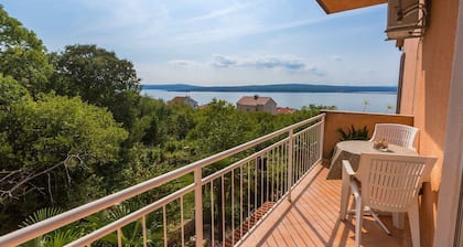 Appartement confortable avec vue sur la mer, espace BBQ, jardin, parking privé