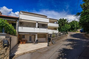 Exterior - Bright studio flat just 350 metres from the beach with barbecue, private parking, sun lounger (Dramalj)