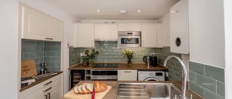 Micro-ondes, four, chaise haute