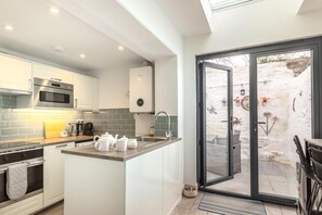 Microwave, oven, highchair, cookware/dishes/utensils - 3 Bed in Appledore (oc-t17164) (Appledore)