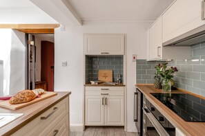 Frigorífic, microones, forn i utensilis de cuina, vaixella i coberteria