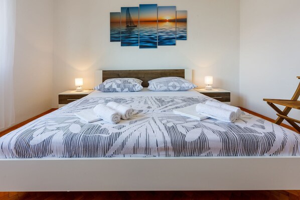 3 bedrooms, desk, free WiFi, bed sheets