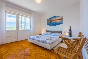 3 bedrooms, desk, free WiFi, bed sheets - Comfortable flat just 430 metres from the beach with sea views, balcony, terrace, barbecue area (Novi Vinodolski)