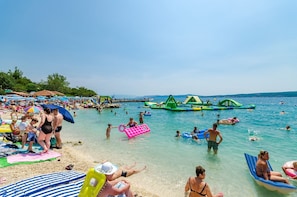 På stranden