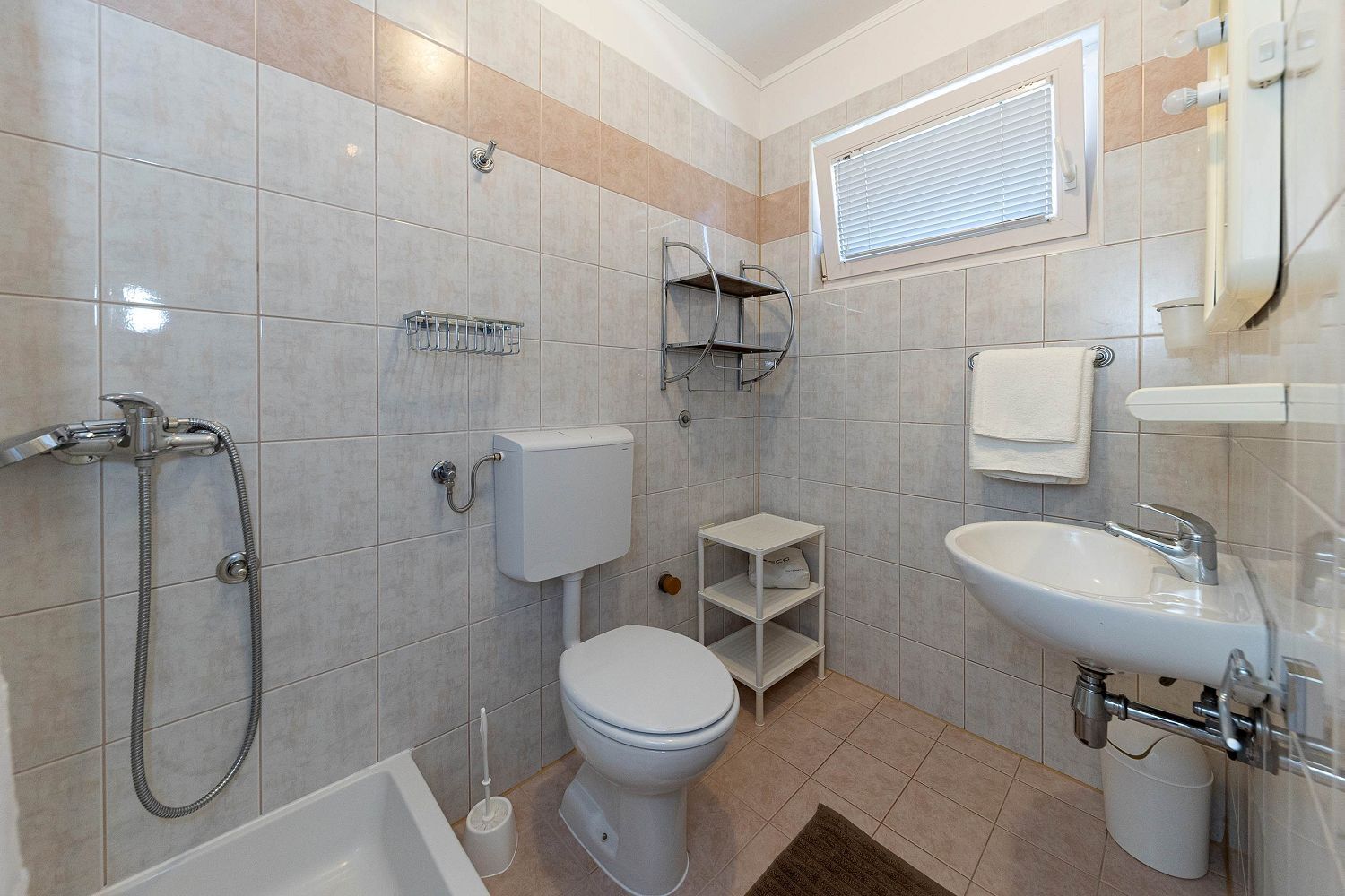 Ein Badezimmer mit Badewanne, Toilette, Waschbecken und Dusche.