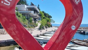 Una señal en forma de corazón que dice 'in Love in Crikvenica'.