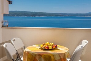 Outdoor dining - Bright flat just 150 metres to the beach with roof terrace, sea view, barbecue (Crikvenica)