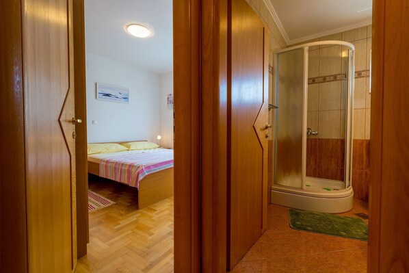 1 quarto, escrivaninha, Wi-Fi de cortesia, roupa de cama