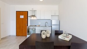 Private kitchen - Modern flat only 90 metres to the beach with sea view, underground car park, air conditioning (Crikvenica)