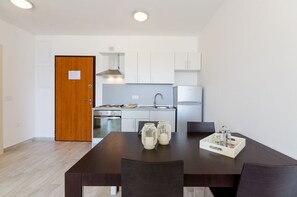 Fridge, stovetop, coffee/tea maker, cookware/dishes/utensils - Modern flat only 90 metres to the beach with sea view, underground car park, air conditioning (Crikvenica)
