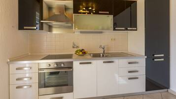 Fridge, stovetop, coffee/tea maker, toaster