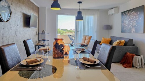 Malerisches Apartment auf zwei Etagen mit moderner Inneneinrichtung