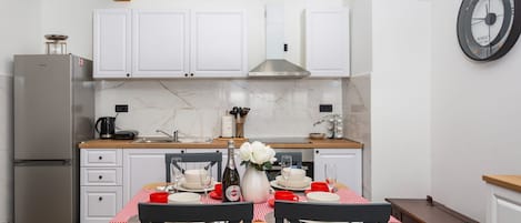 Fridge, oven, dishwasher, coffee/tea maker