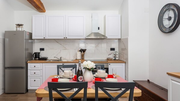 Fridge, oven, dishwasher, coffee/tea maker
