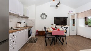 Fridge, oven, dishwasher, coffee/tea maker