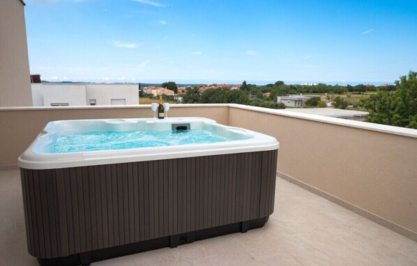 Outdoor spa tub