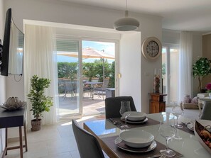 Dining - Dog-friendly holiday home with barbecue area, private pool, washing machine, WiFi (Novigrad)