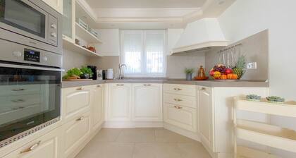 Dog-friendly holiday home with barbecue area, private pool, washing machine, WiFi